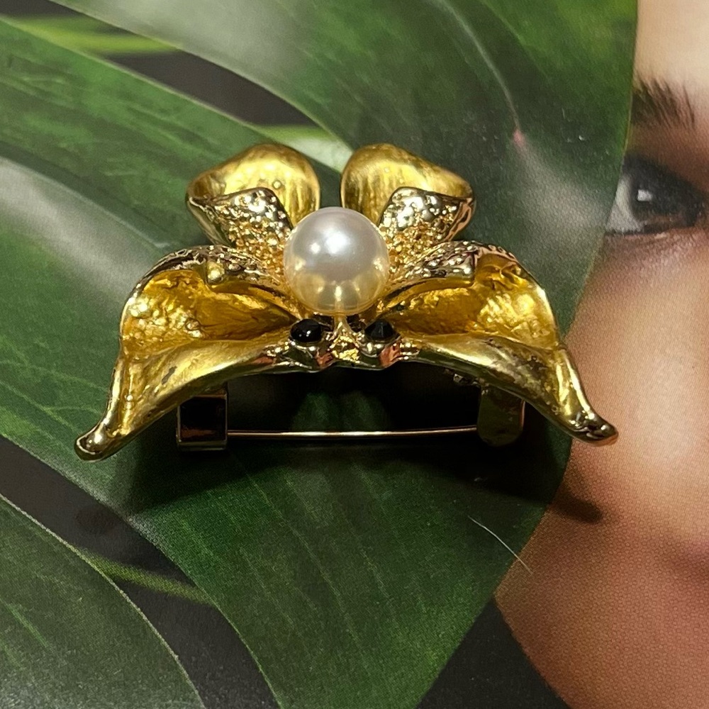 Elegant Gold Tone Butterfly Brooch with Pearl Accent - Picture 3 of 5
